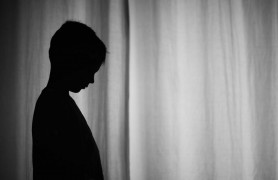 Un băieţel de 9 ani a trăit singur timp de doi ani, după ce mama l-a abandonat pentru noul iubit